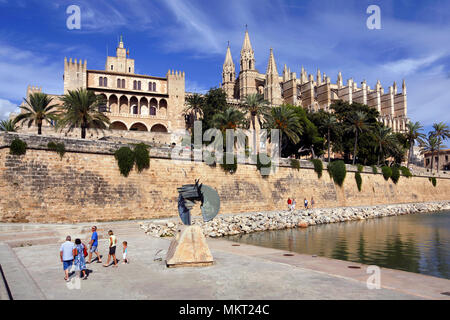 Parque del Mar, Palau de l'Almudaina / Royal Palace de La Almudaina e La Seu Cathedral, Palma de Mallorca, Maiorca, isole Baleari, Spagna Foto Stock