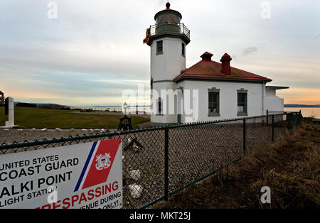 WA15353-00...WASHINGTON - Alki Point Lighthouse al tramonto sul Puget Sound, all'estremità sud della Baia di Elliott in West Seattle.