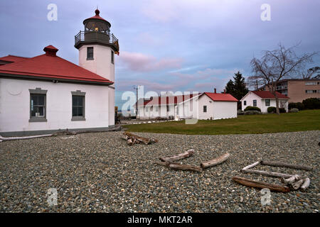 WA15357-00...WASHINGTON - Alki Point Lighthouse al tramonto sul Puget Sound, all'estremità sud della Baia di Elliott in West Seattle.