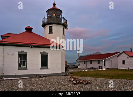 WA15358-00...WASHINGTON - Alki Point Lighthouse al tramonto sul Puget Sound, all'estremità sud della Baia di Elliott in West Seattle.