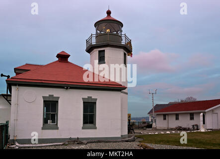 WA15359-00...WASHINGTON - Alki Point Lighthouse al tramonto sul Puget Sound, all'estremità sud della Baia di Elliott in West Seattle.