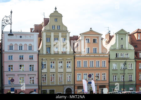 Ristrutturato edifici. Facciate di edifici intorno alla piazza del mercato. Gotica e Barocca e i dettagli e gli elementi dell'edificio. Città Vecchia di Wroclaw, Polonia. Foto Stock