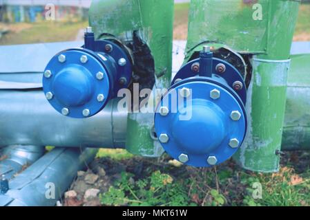 Condotte da bended tubi di acciaio, un sistema per il pompaggio di liquidi o gas per l'industria. Foto Stock