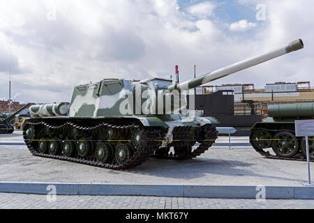 Verkhnyaya Pyshma, Russia - 01 May 2018: pesante sovietico semovente pistola assalto SU-122 nel museo di attrezzature militari Foto Stock