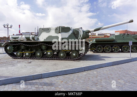 Verkhnyaya Pyshma, Russia - 01 May 2018: pesante sovietico semovente pistola assalto SU-122 nel museo di attrezzature militari Foto Stock