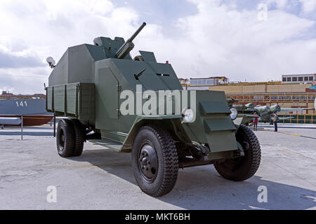 Verkhnyaya Pyshma, Russia - 01 May 2018: improvvisato veicolo blindato IZ di Leningrado delle milizie popolari esercito, basato sul carrello sovietico ZIS-5, in mu Foto Stock