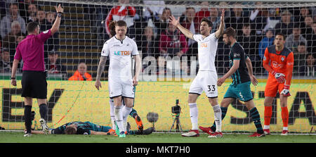 Southampton Jan Bednarek giace infortunato dopo una collisione con il portiere Alex McCarthy (estrema destra) durante il match di Premier League al Liberty Stadium, Swansea. Foto Stock