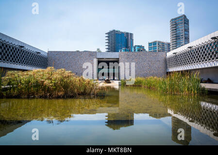 Grattacieli in Paseo de la Reforma e il cortile centrale del Museo Nazionale di Antropologia, Città del Messico, Messico Foto Stock