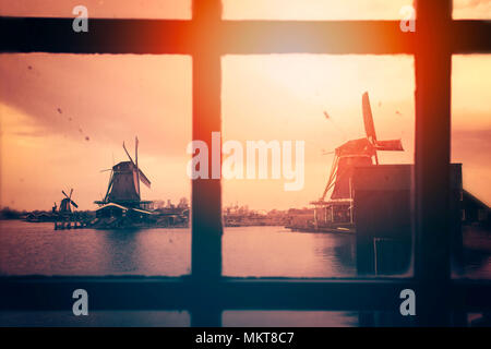 Zaanse Schans, mulini a vento dietro la finestra Foto Stock