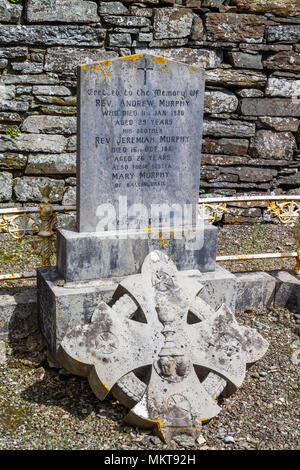 Marcatura di lapidi antiche tombe nel cimitero o cimitero di timoleague convento, un antico irlandese convento abbandonati. Foto Stock