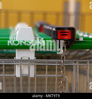 Trosa, Svezia - 15 Settembre 2012: Shopping Carts allineate in una fila pronto per i clienti presso il negozio Konsum in Trosa. Foto Stock