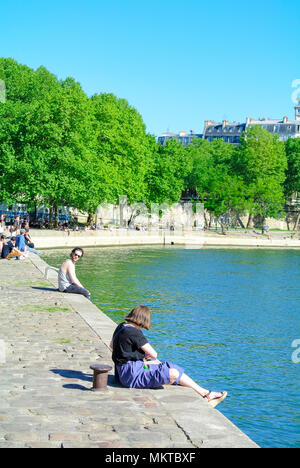 Persone rilassante lungo la Senna, Parigi, Francia Foto Stock