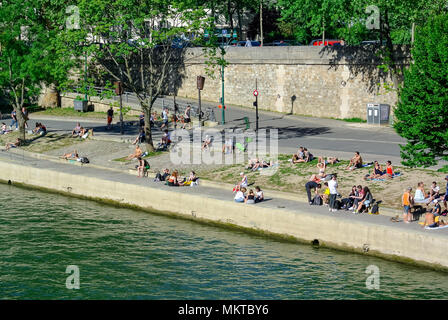 Persone rilassante lungo la Senna, Parigi, Francia Foto Stock