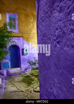 Giallo e viola le pareti, blue door, frammento della medina di Chefchaouen, notte fotografia, Marocco. Foto Stock