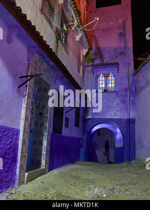 Pareti viola della medina di Chefchaouen, notte fotografia, Marocco. Foto Stock