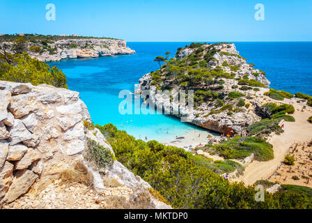 Calo des Moro, Mallorca in una giornata di sole con la gente sulla spiaggia Foto Stock