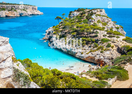 Calo des Moro, Mallorca in una giornata di sole con la gente sulla spiaggia Foto Stock