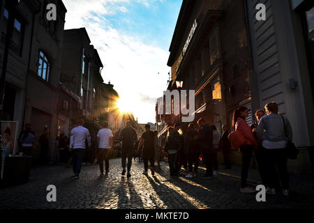 Bucarest, Romania - Aprile ,2018. Lo stile di vita nella città vecchia di Bucarest Lipscani Street, al tramonto. Foto Stock