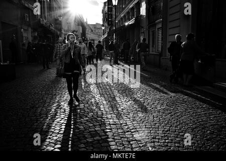 Bucarest, Romania - Aprile ,2018. Lo stile di vita nella città vecchia di Bucarest Lipscani Street, al tramonto. Foto Stock