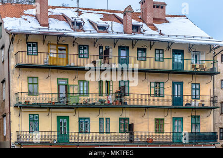 Vecchia casa sul pavimento Foto Stock