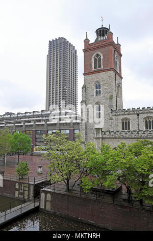 Vista verticale di St Giles Cripplegate chiesa e il Barbican Estate Shakespearel torre in primavera nella City di Londra, Inghilterra UK KATHY DEWITT Foto Stock