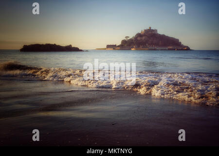 Basso angolo vista di San Michele di monte da Marazion - Giovanni Gollop Foto Stock