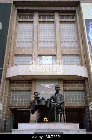 Re Rama VII al di fuori dell'art deco Central Grand Ufficio Postale edificio in Bangkok in Thailandia nel sud-est asiatico in Estremo Oriente. Viaggi di architettura Foto Stock