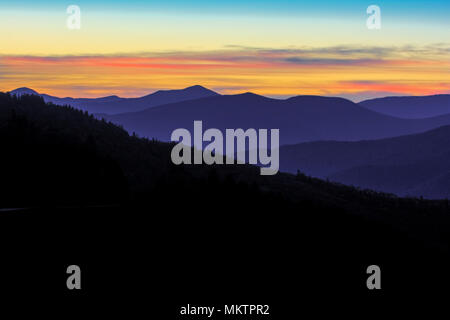 Sunrise dall'acqua la manopola di roccia si affacciano su Blue Ridge Parkway. Trovato a mile post 451,2 questo trascurare fornisce un quasi 360 vista ed è quasi Foto Stock