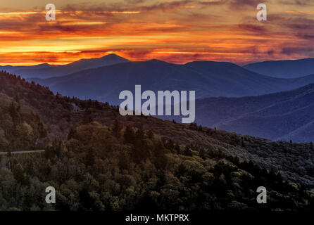 Sunrise dall'acqua la manopola di roccia si affacciano su Blue Ridge Parkway. Trovato a milepost 451,2 questo trascurare fornisce un quasi 360 vista ed è quasi Foto Stock