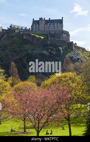 Il castello di Edimburgo visto da Princess Street Edinburgh in Scozia. Foto Stock