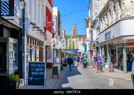 Strada del Porto di Ramsgate, portando alla high street e la principale area dello shopping. St Georges chiesa torre può essere visto sulla skyline Foto Stock