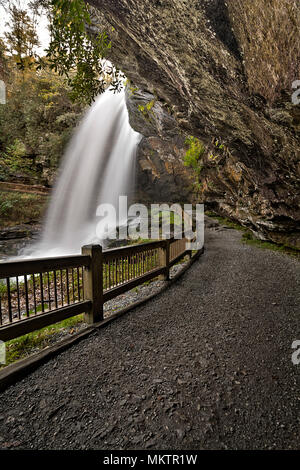 Cade a secco è una Scenic 65 piedi cascata vicino alle Highlands North Carolina. Come si può vedere dalla foto potete camminare dietro la cascata. Visto qui Foto Stock