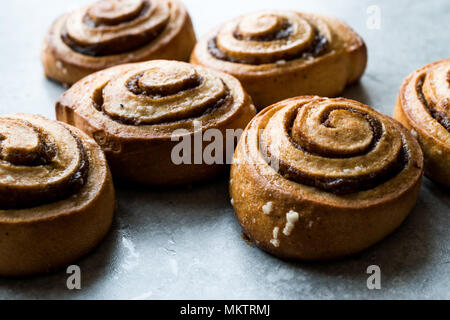 Pane appena sfornato ciambelle alla cannella / Cannella rotoli pronti per mangiare. Foto Stock