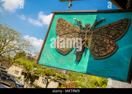 Il segno al di fuori la bandiera a scacchi Skipper pub di Ashton,Northamptonshire Foto Stock