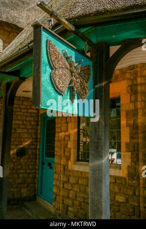 Il segno al di fuori la bandiera a scacchi Skipper pub di Ashton,Northamptonshire Foto Stock