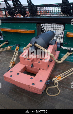 Una pistola sul ponte della USS Consitution (1797) presso l'ex Charlestown Navy Yard a Boston, Massachusetts, STATI UNITI D'AMERICA Foto Stock