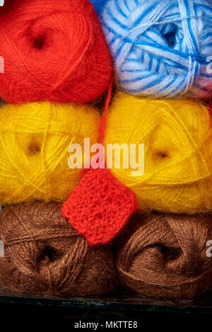 Righe di bright multi-colore di grovigli di fili di tessitura e un pattern di close-up. Foto Stock