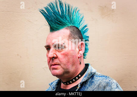 Davie Dryburgh da Arrocher, Scozia, una ventola permanente del punk, fotografato in Glasgow sul suo modo di frequentare un punk music festival Foto Stock