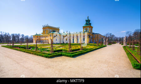 Il Royal Wilanow Palace di Varsavia, Polonia, con giardini, statue e fiume intorno ad esso. Foto Stock
