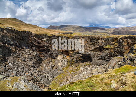 Guardando oltre Rhosydd cava Twll ovest verso vette di Cnicht e Snowdon Foto Stock