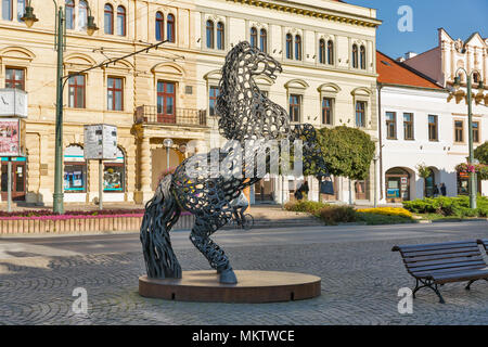 PRESOV, Slovacchia - Ottobre 01, 2017: Horse moderna statua di metallo da autore sconosciuto su Hlavna Square nella Città Vecchia. È una città in Slovacchia orientale, la t Foto Stock