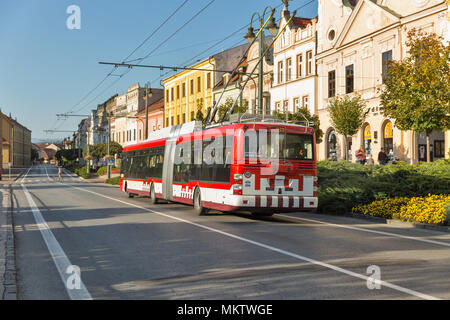 PRESOV, Slovacchia - Ottobre 01, 2017: la gente a piedi lungo Hlavna street con i mezzi di trasporto pubblico filobus Skoda nella città vecchia. È una città nella parte orientale Slova Foto Stock