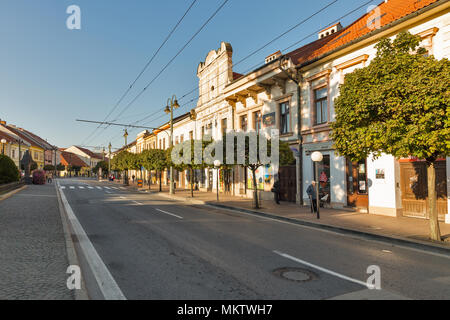 PRESOV, Slovacchia - Ottobre 01, 2017: la gente a piedi lungo Hlavna street nella Città Vecchia. È una città in Slovacchia orientale, la terza città più grande del paese. Foto Stock