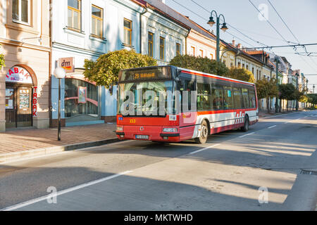PRESOV, Slovacchia - Ottobre 01, 2017: Hlavna street con i mezzi di trasporto pubblico bus nella Città Vecchia. È una città in Slovacchia orientale, la terza città più grande in coun Foto Stock
