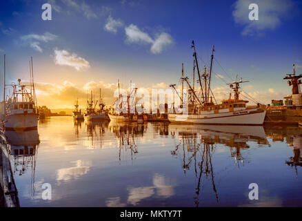 Le navi da pesca, cielo blu e nuvole, bay, oceano pacifico, Newport Oregon Foto Stock