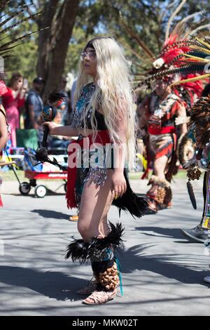 Kalpulli Ketzal Coatlicue ballerini al giorno di maggio parade e festival di Minneapolis, Minnesota, Stati Uniti d'America. Foto Stock