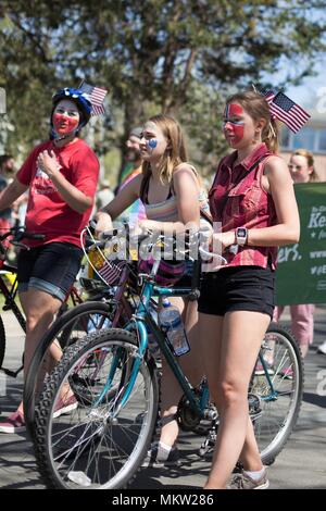 Tre ragazze adolescenti con American Fronte patriottico vernice, al giorno di maggio parade e festival di Minneapolis, Minnesota, Stati Uniti d'America. Foto Stock