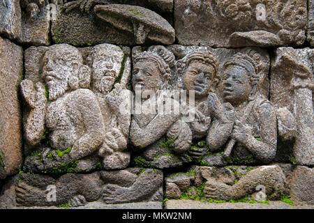 Cinque figure in bassorilievo in pietra Borobudur carving IX secolo tempio Buddista Java Indonesia Foto Stock