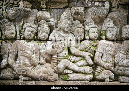 Pannello di figure in bassorilievo in pietra Borobudur carving IX secolo tempio Buddista Java Indonesia Foto Stock