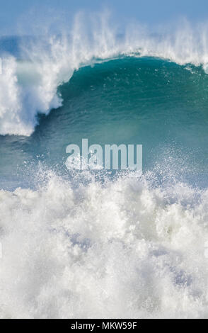 Onde in arrivo in acqua bianca che si infrangono sulla riva Foto Stock